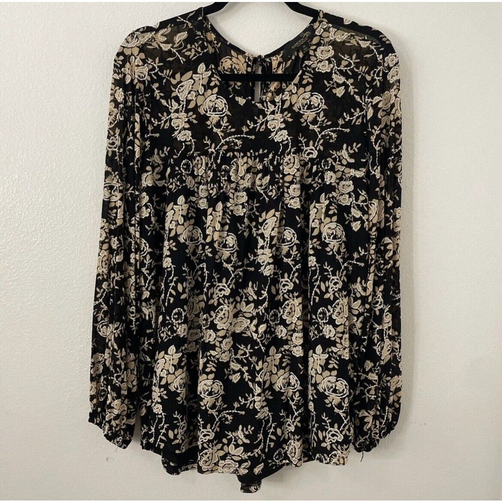 Suzanne Betro NWOT Floral Long Sleeve Blouse Size Medium Round Neckline